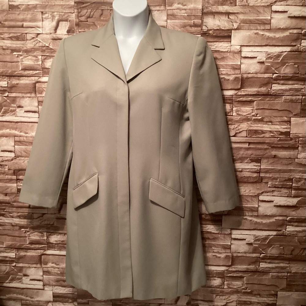 Tan Blazer with Notched Lapels and Three-Quarter Sleeves